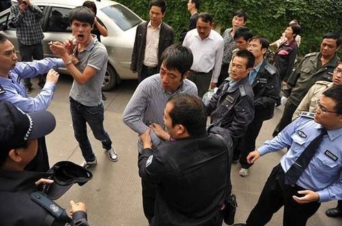 四川警察打人事件真相解析，最新事件全面探讨